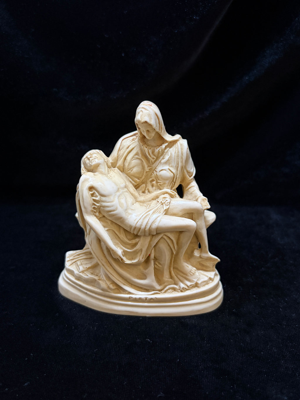 Vintage Italian Pietà Miniature after Michelangelo – Alabaster-Tone Resin Sculpture, 8 cm