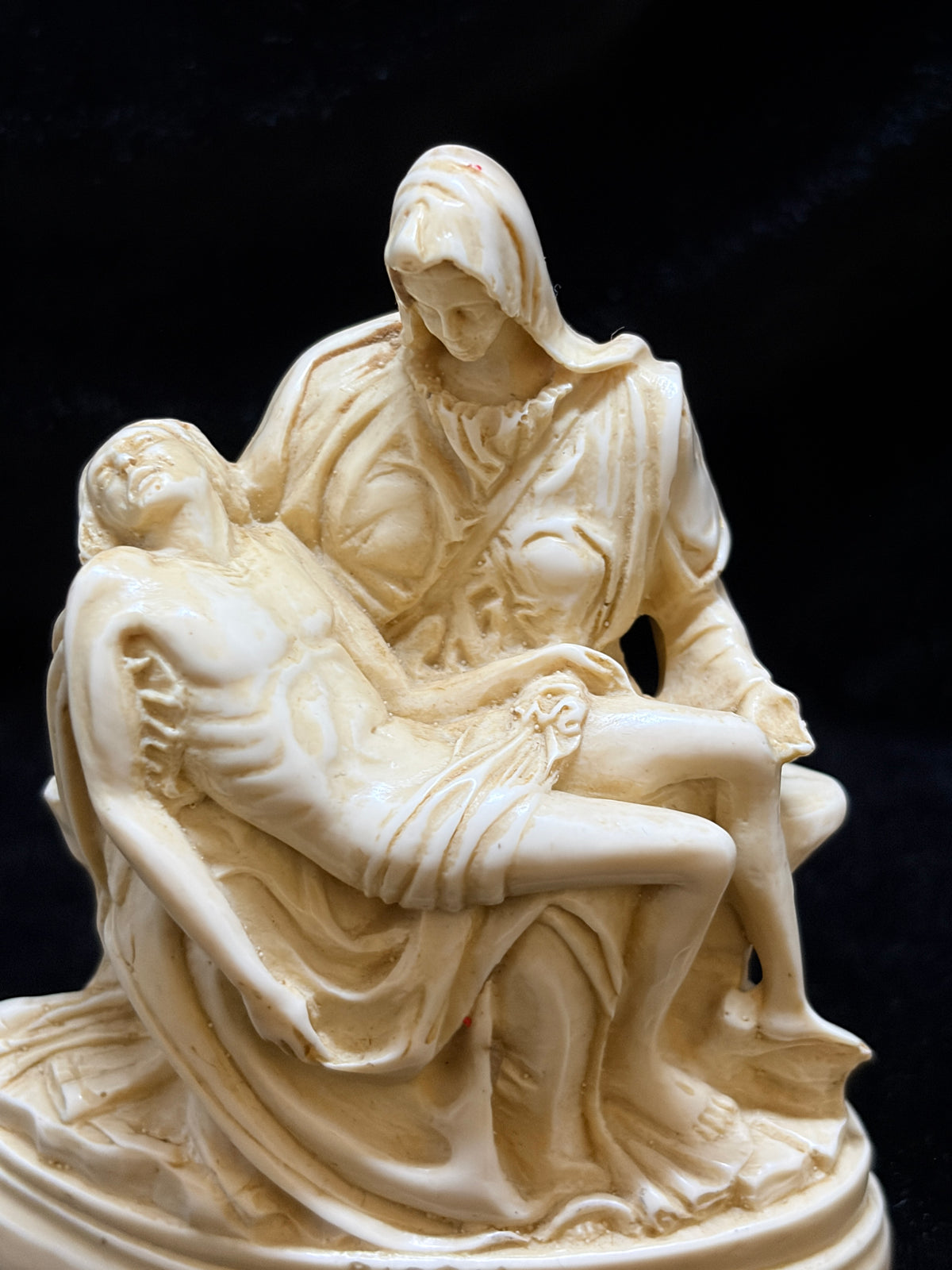 Vintage Italian Pietà Miniature after Michelangelo – Alabaster-Tone Resin Sculpture, 8 cm