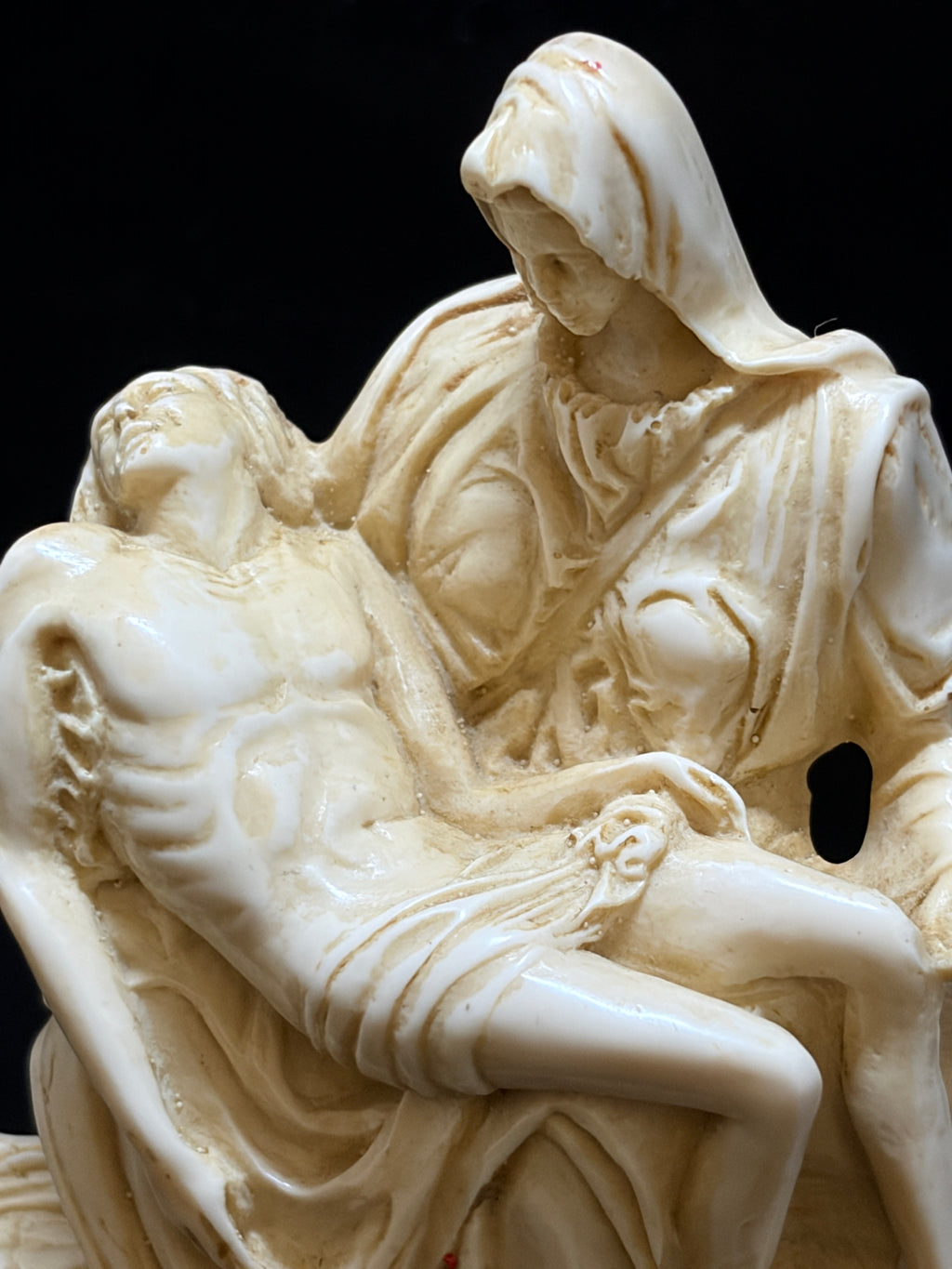 Vintage Italian Pietà Miniature after Michelangelo – Alabaster-Tone Resin Sculpture, 8 cm