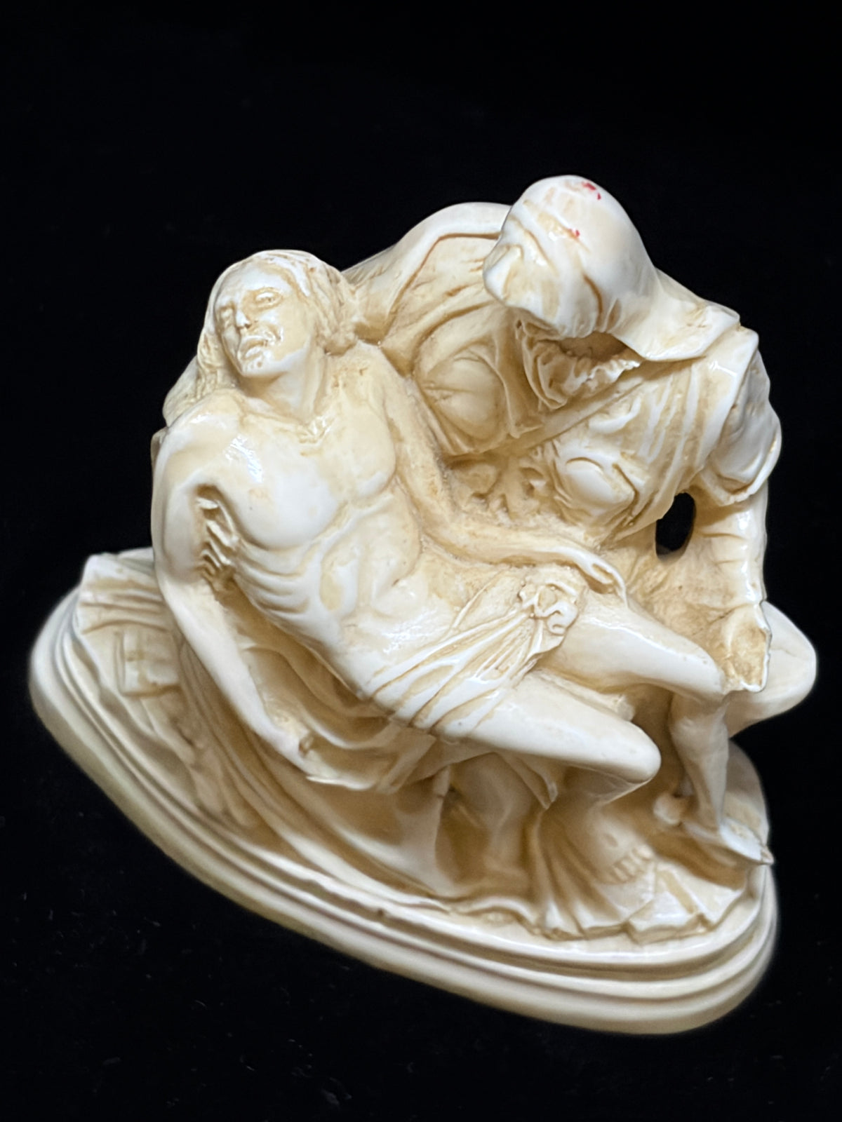 Vintage Italian Pietà Miniature after Michelangelo – Alabaster-Tone Resin Sculpture, 8 cm