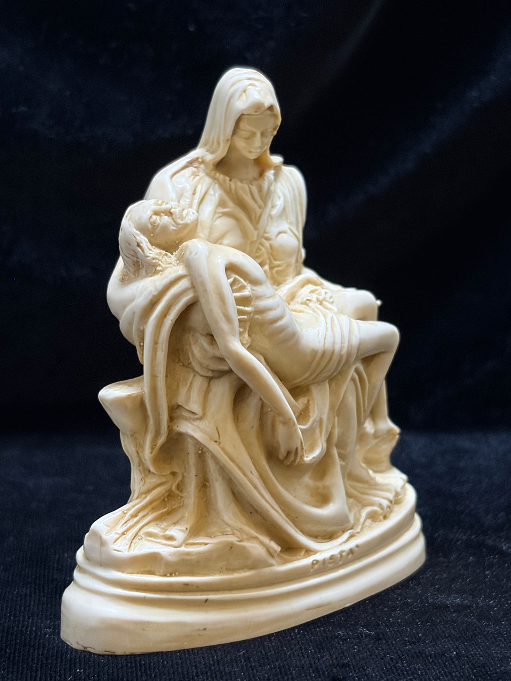 Vintage Italian Pietà Miniature after Michelangelo – Alabaster-Tone Resin Sculpture, 8 cm