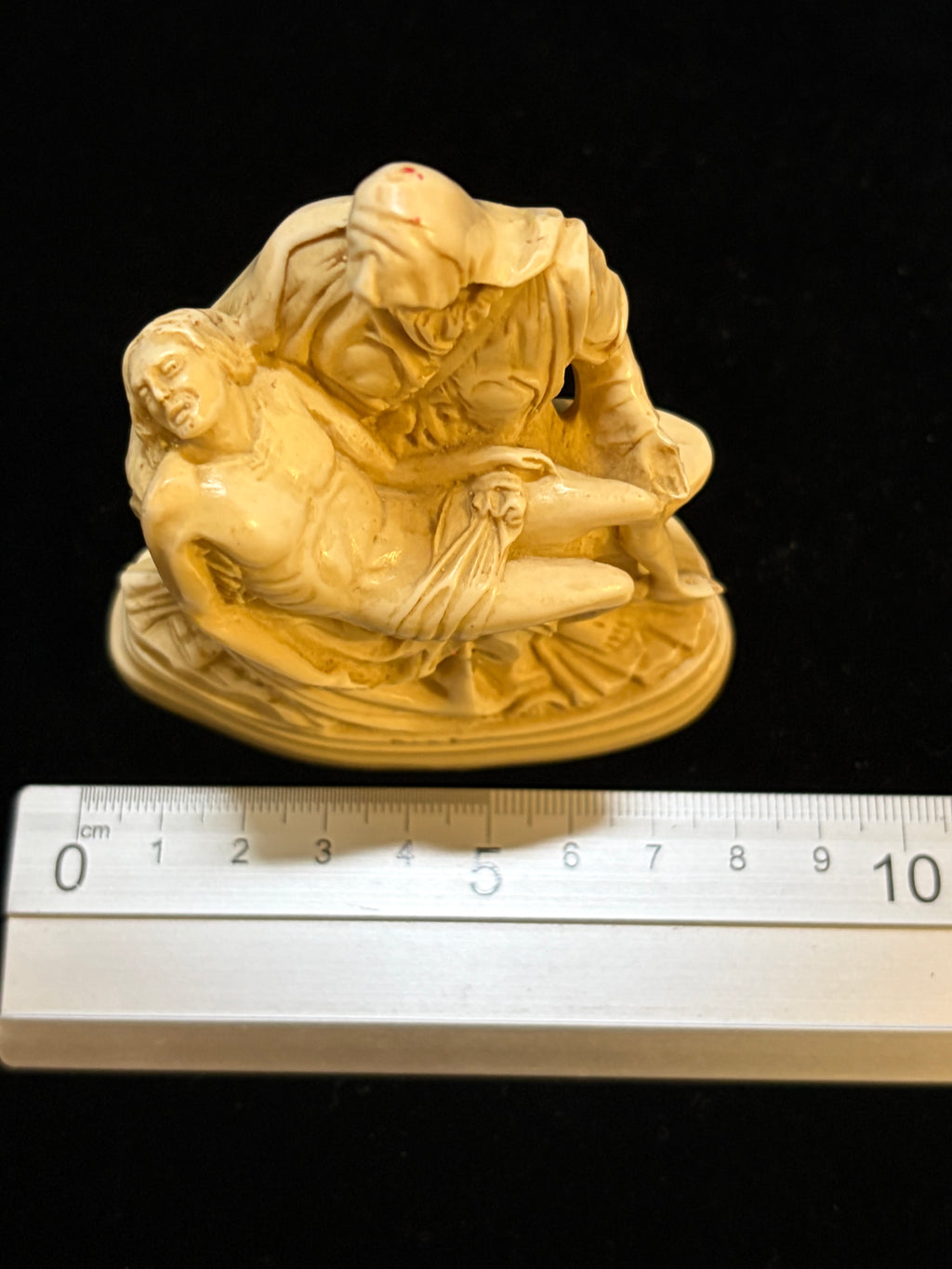 Vintage Italian Pietà Miniature after Michelangelo – Alabaster-Tone Resin Sculpture, 8 cm