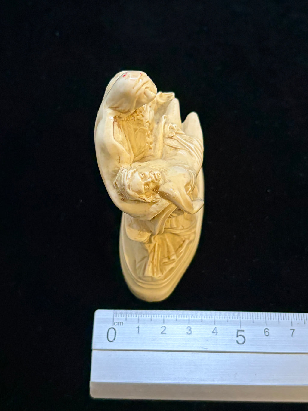 Vintage Italian Pietà Miniature after Michelangelo – Alabaster-Tone Resin Sculpture, 8 cm