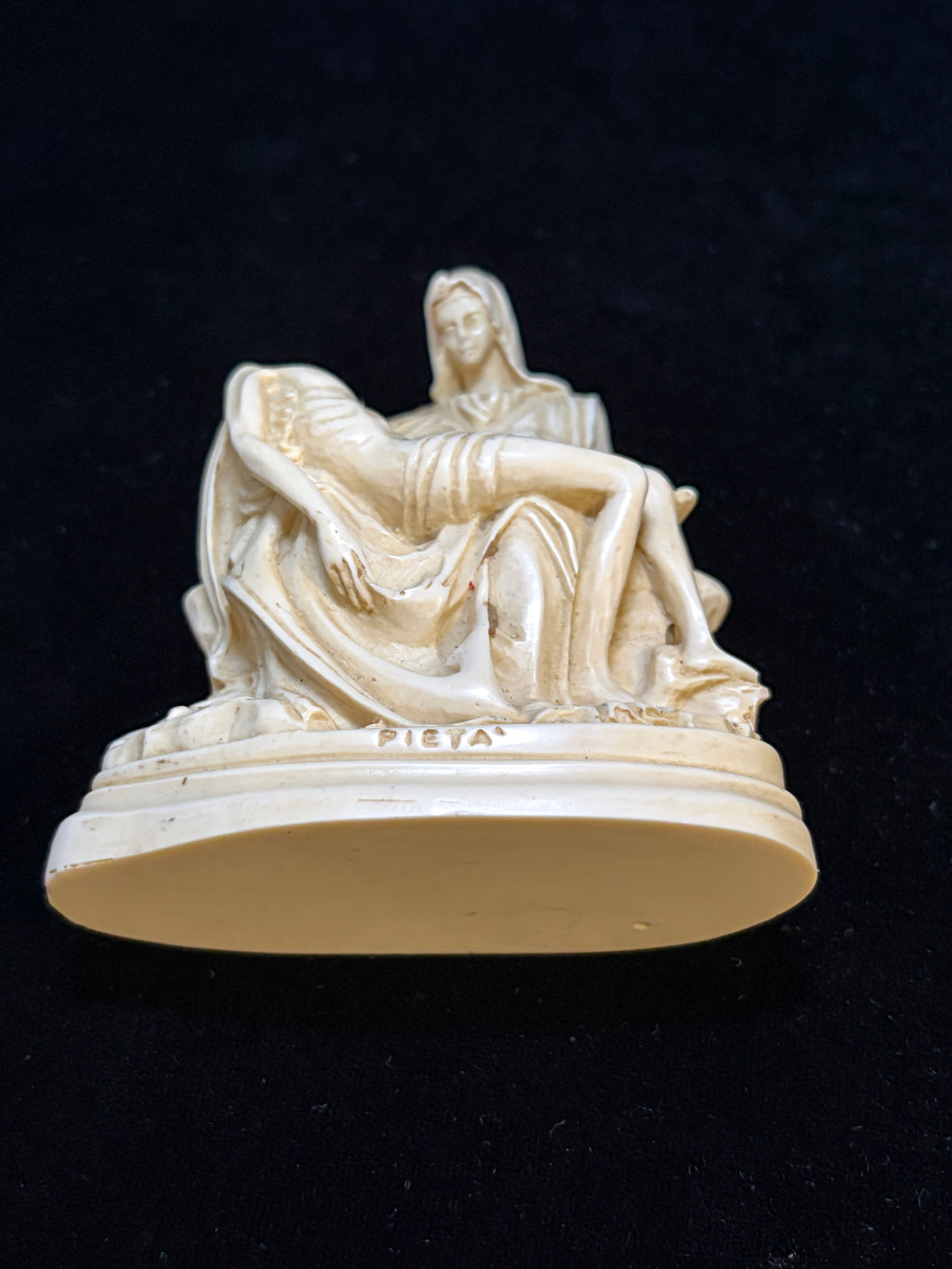 Vintage Italian Pietà Miniature after Michelangelo – Alabaster-Tone Resin Sculpture, 8 cm