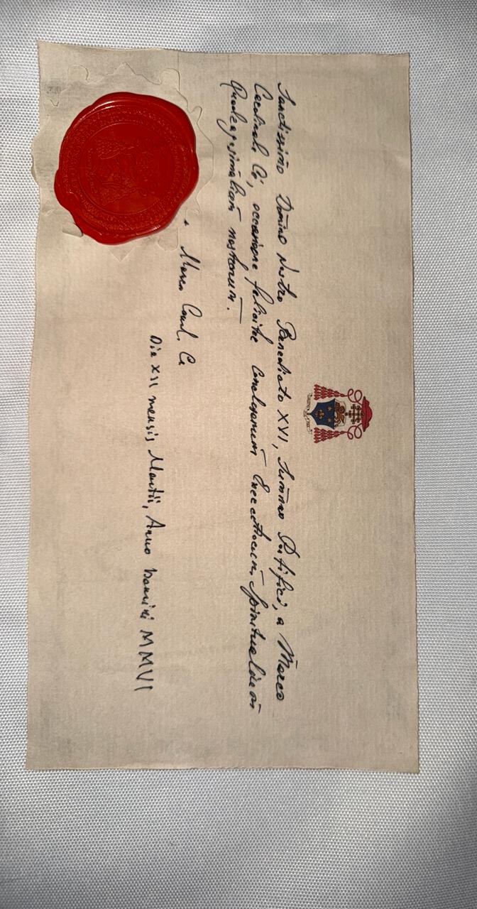 Latin dedication dated 11 March 2006 associated with Cardinal Marco Cé, accompanying the Holy Shroud of Turin linen reproduction