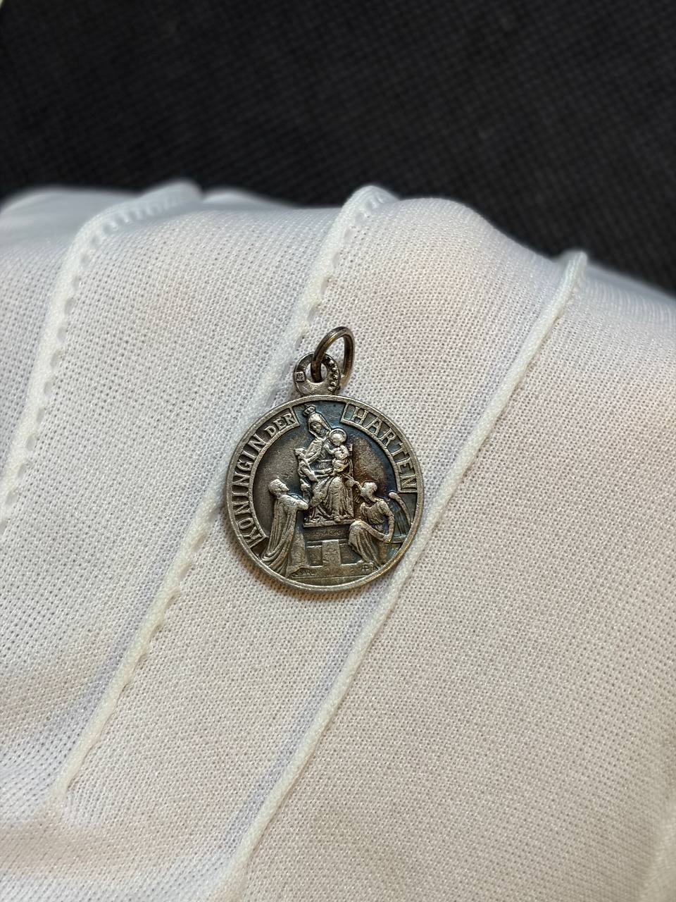 Catholic Medal – Mary, Queen of Hearts – “Everything for Jesus Through Mary”