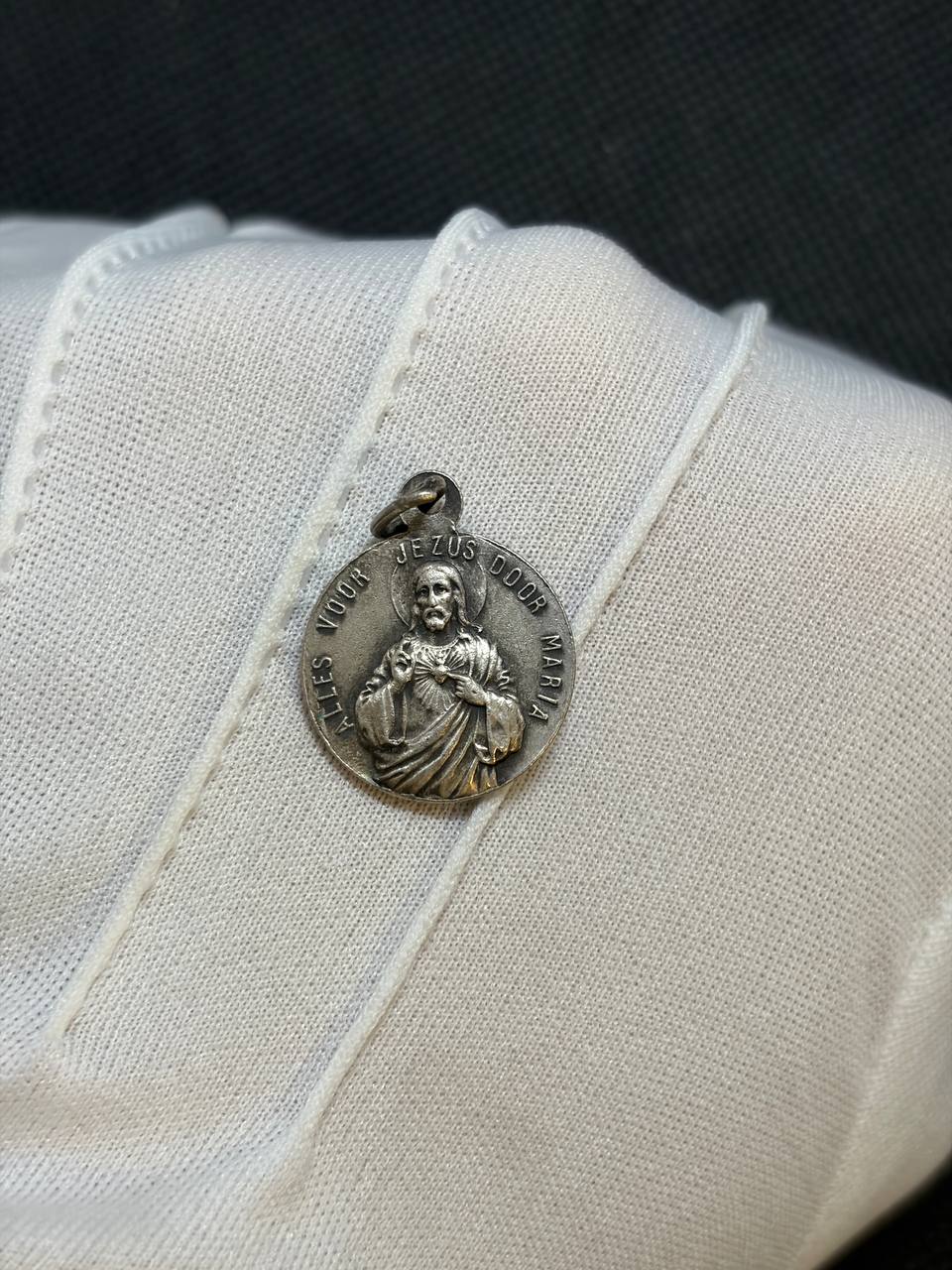 Catholic Medal – Mary, Queen of Hearts – “Everything for Jesus Through Mary”