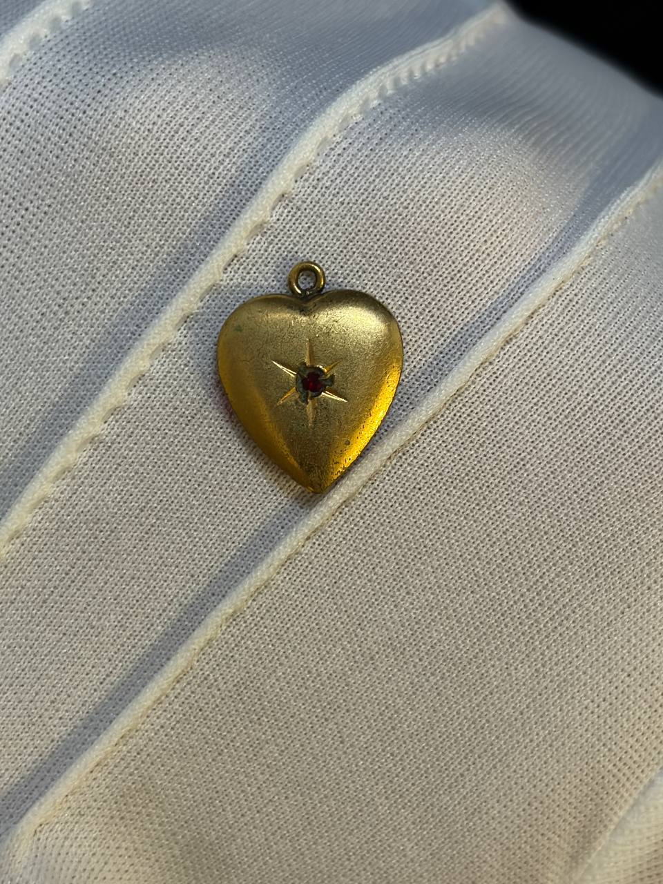 Vintage Catholic Heart-Shaped Relic Medal – Gold-Tone Devotional Pendant with Encased Relic