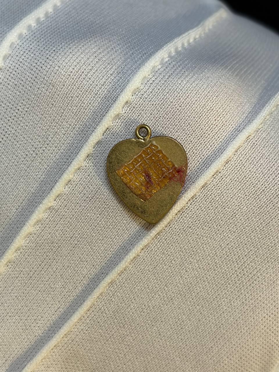 Vintage Catholic Heart-Shaped Relic Medal – Gold-Tone Devotional Pendant with Encased Relic