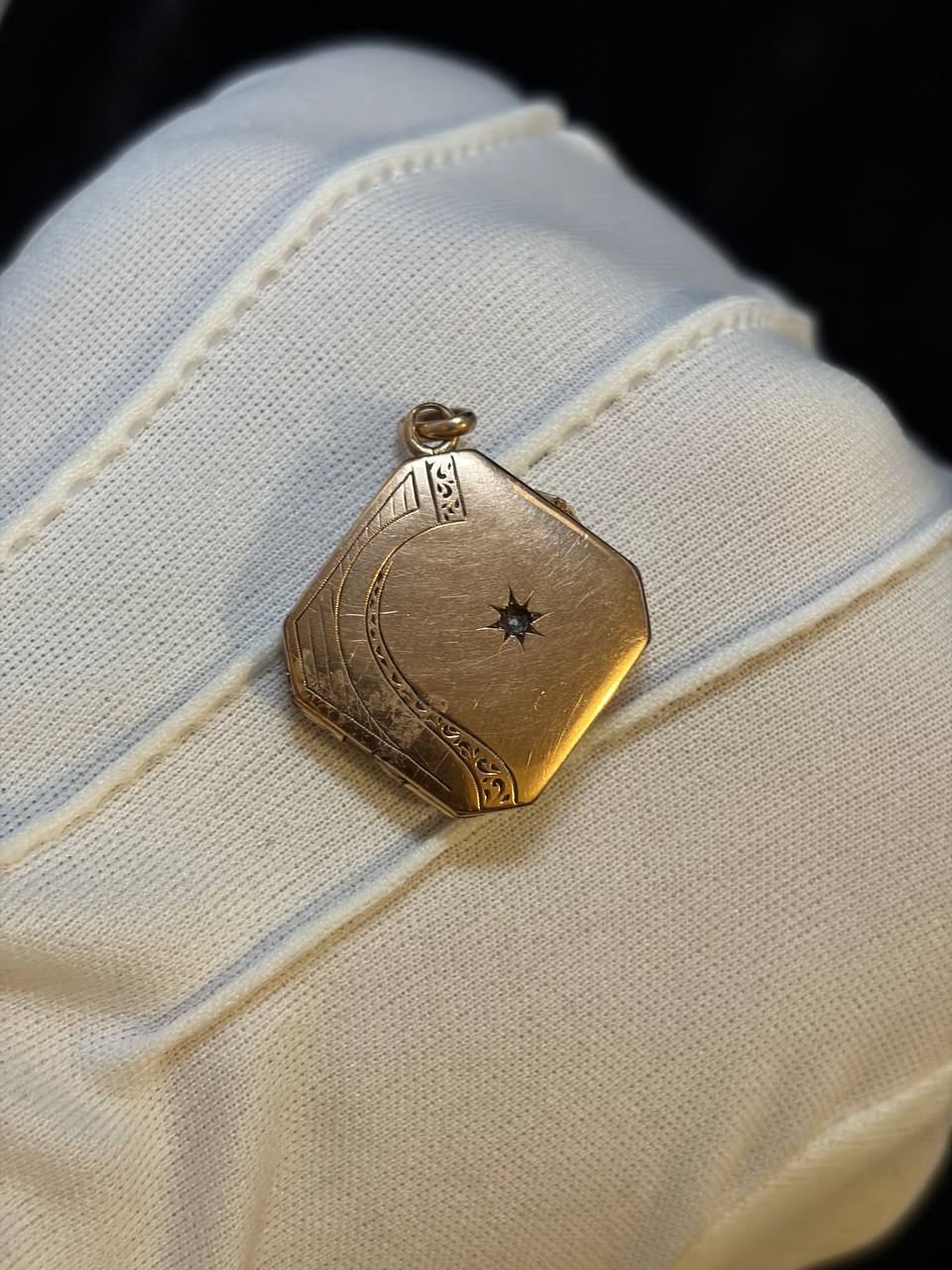 Antique Octagonal Locket Pendant with Star Motif – Engraved Gold-Tone Keepsake Medallion