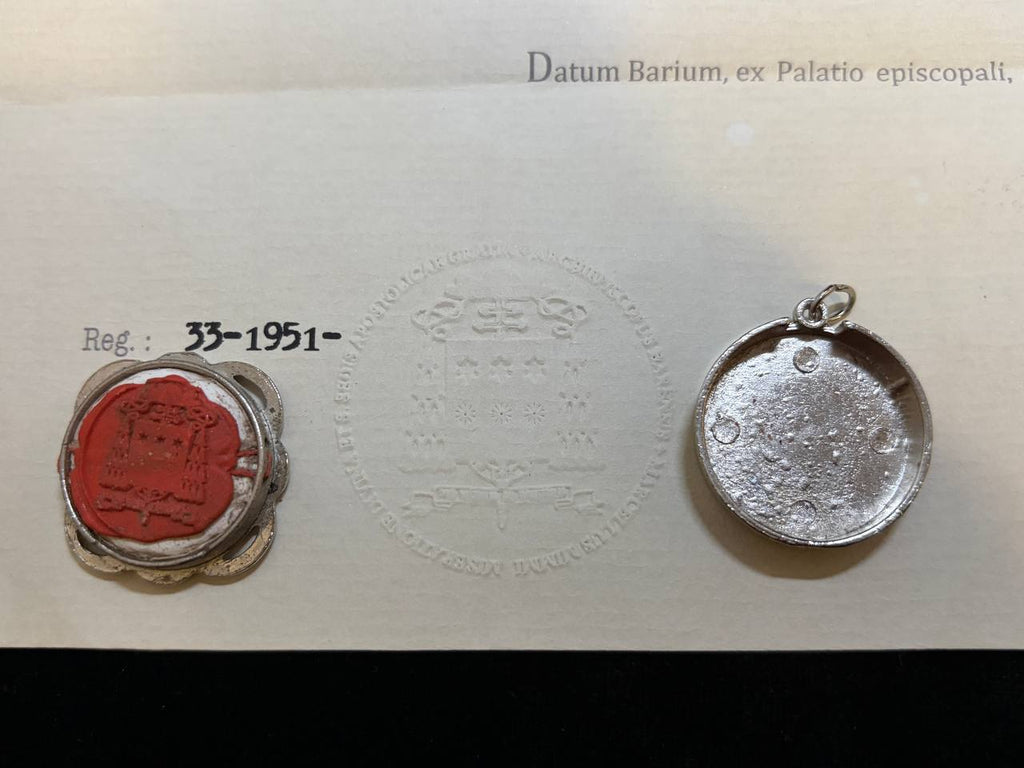 Red wax seal of Bari on the back of the Saint Peter theca, numbered 33-1951, beside the certificate