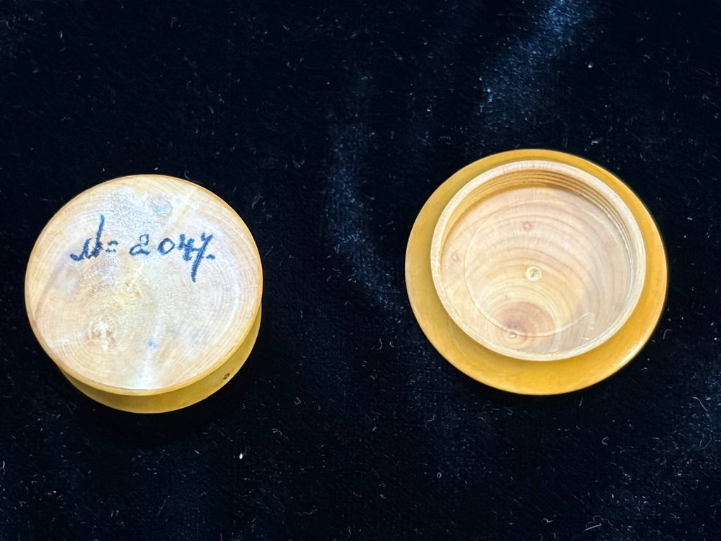 Back of the wooden Saint Nicholas theca with handwritten number, beside its lid