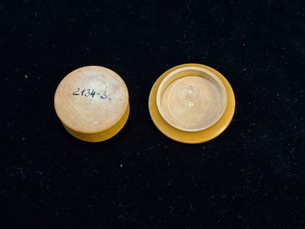 Back of the wooden Saint Clare theca with handwritten number, beside its lid