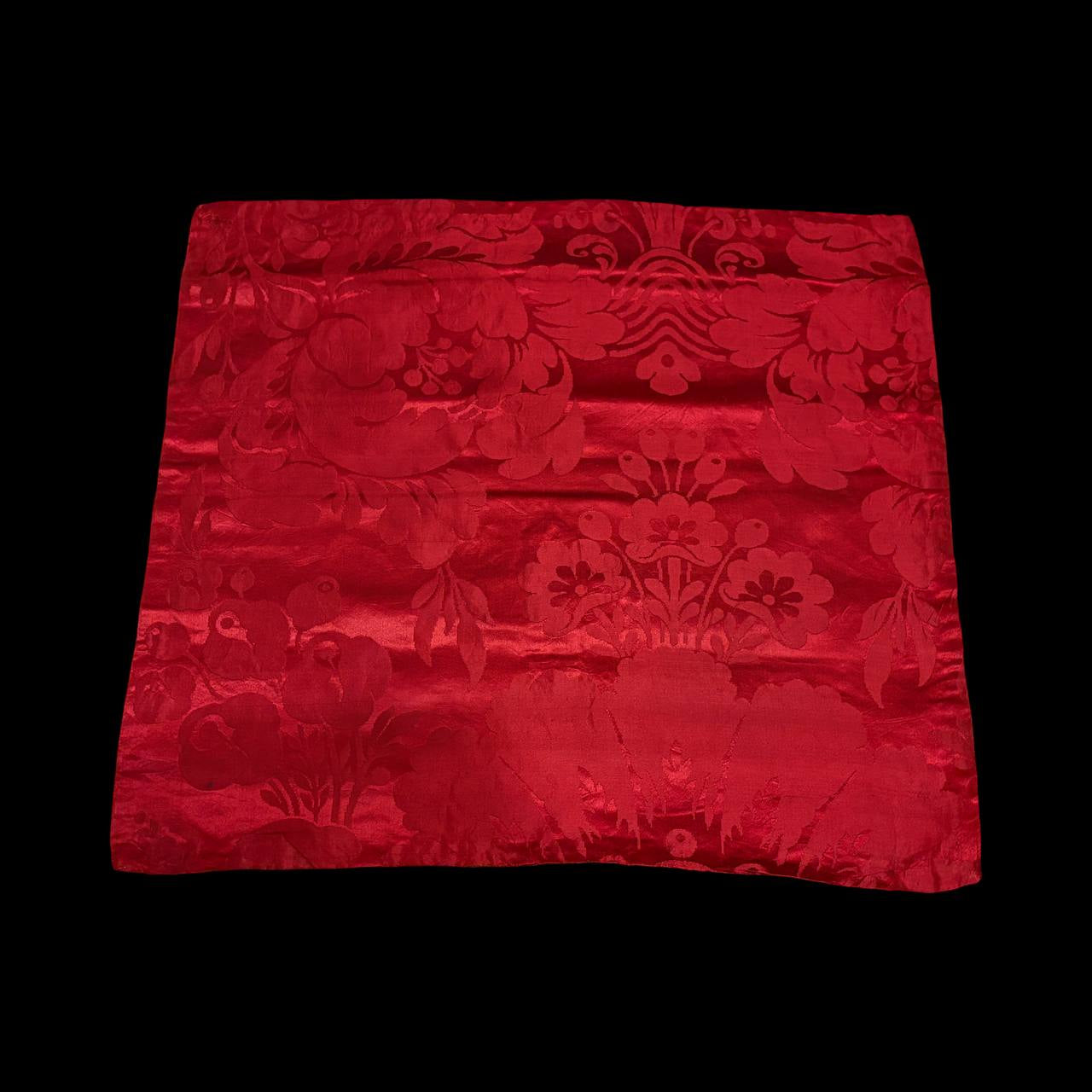Chalice veil in damask fabric.