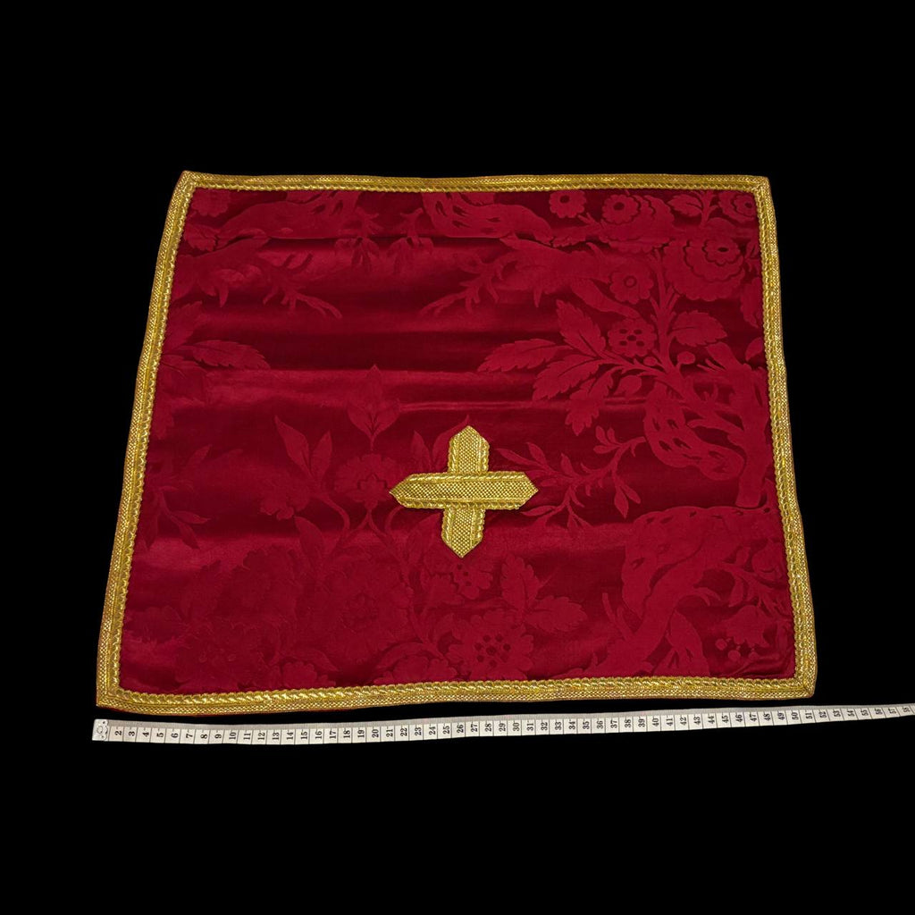 Chalice veil in damask fabric.