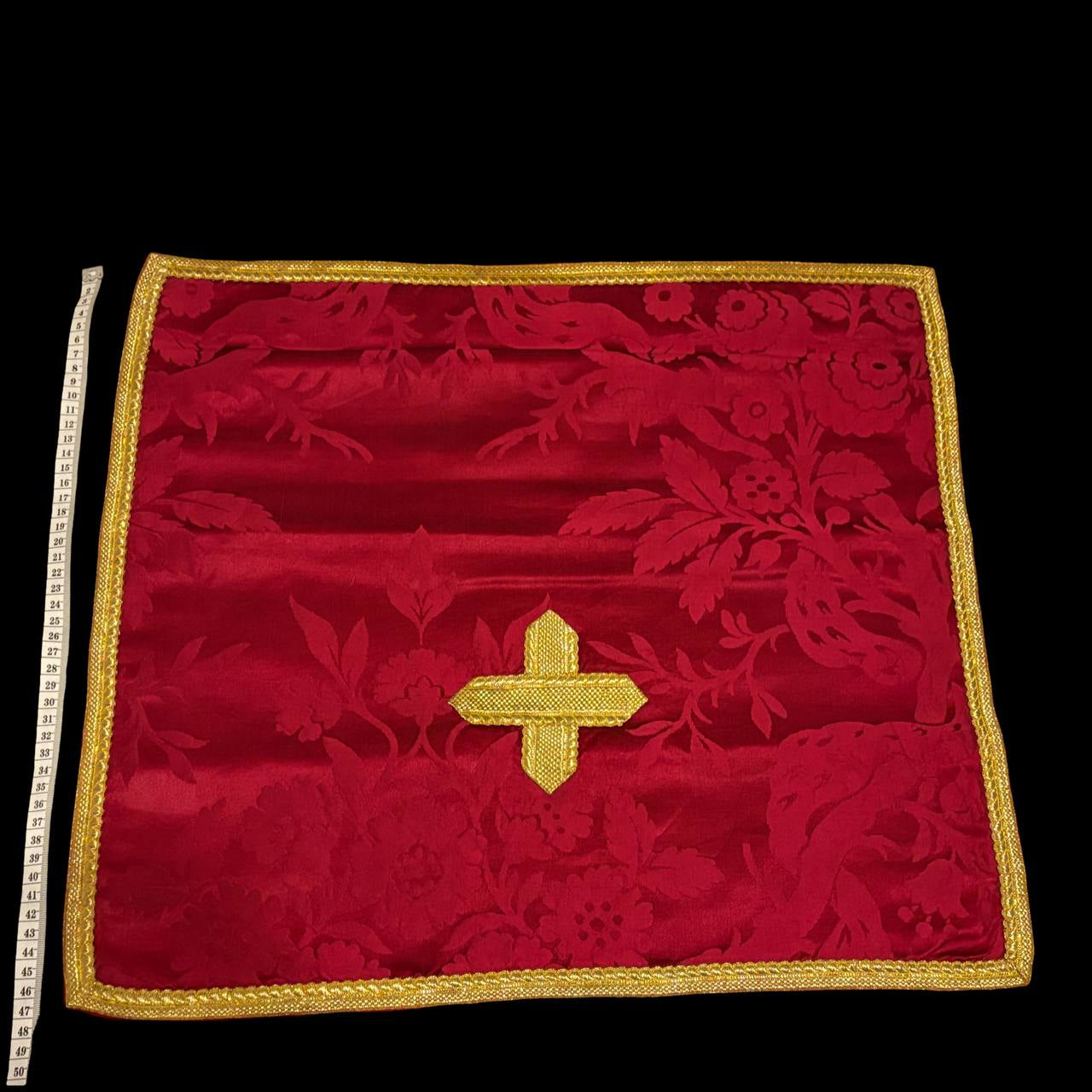 Chalice veil in damask fabric.