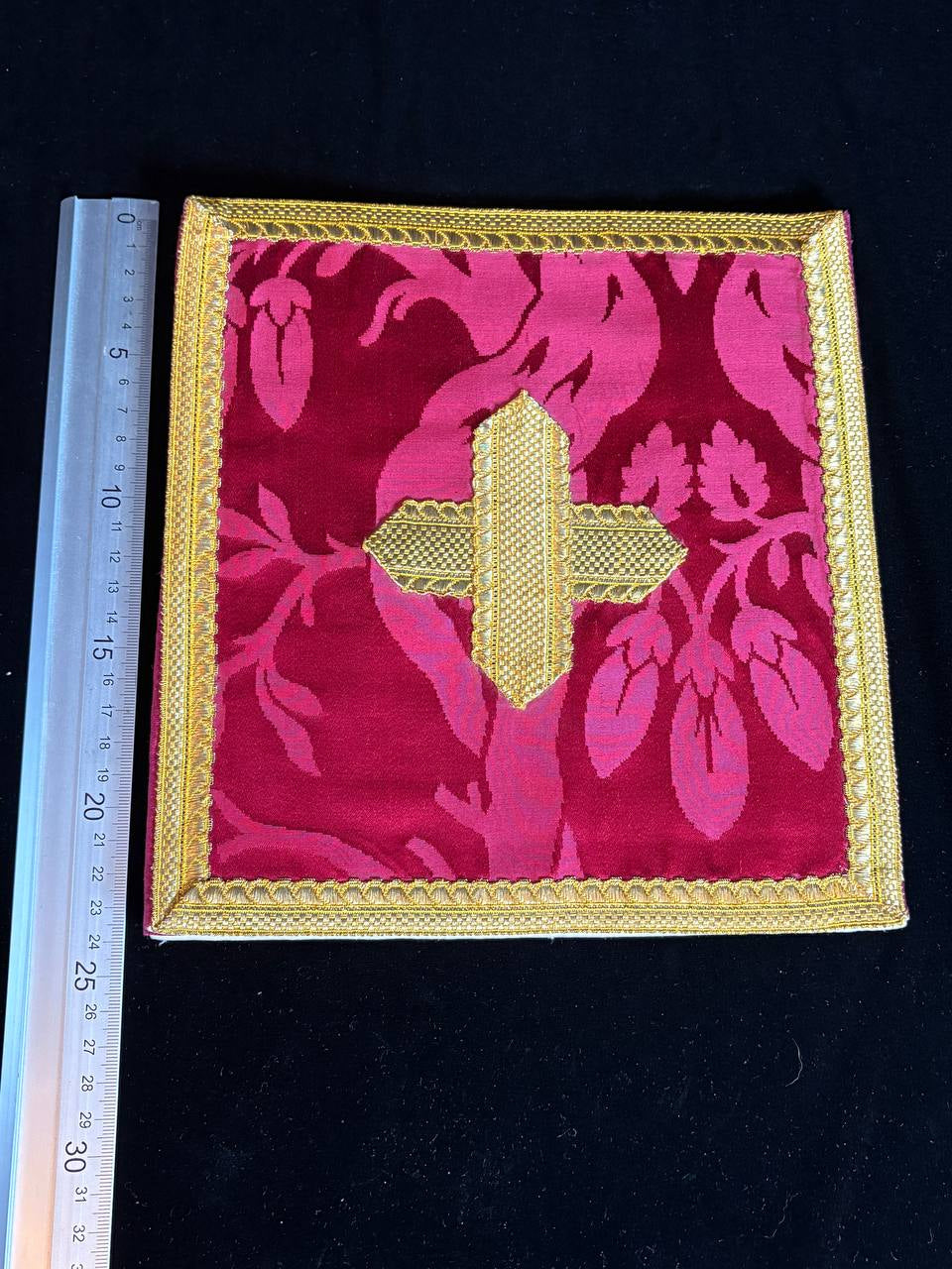 Chalice veil in damask fabric.
