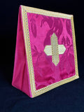 Chalice veil in damask fabric.