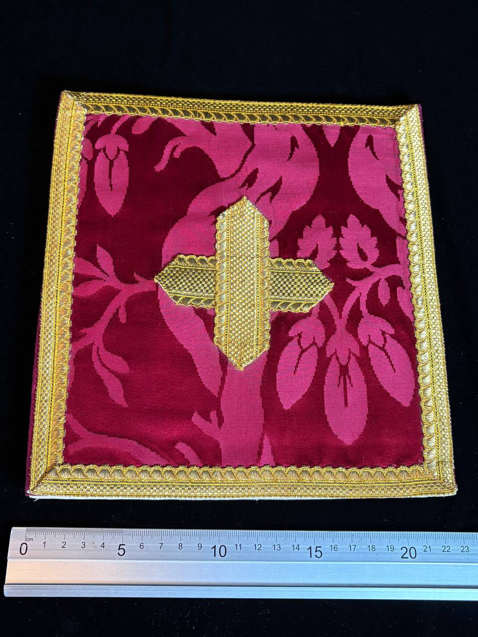 Chalice veil in damask fabric.