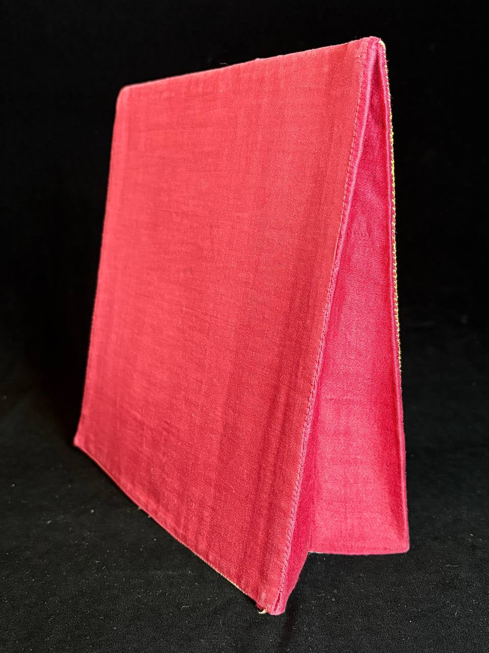 Chalice veil in damask fabric.