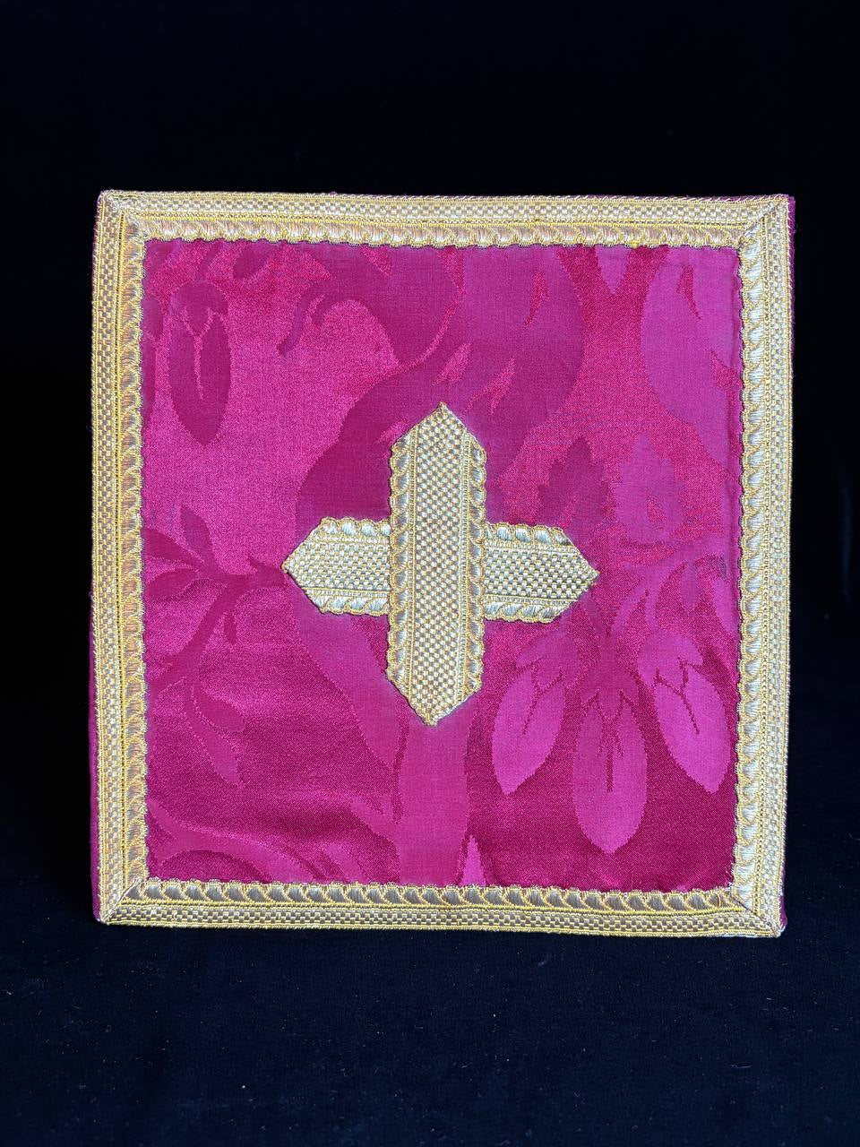 Chalice veil in damask fabric.