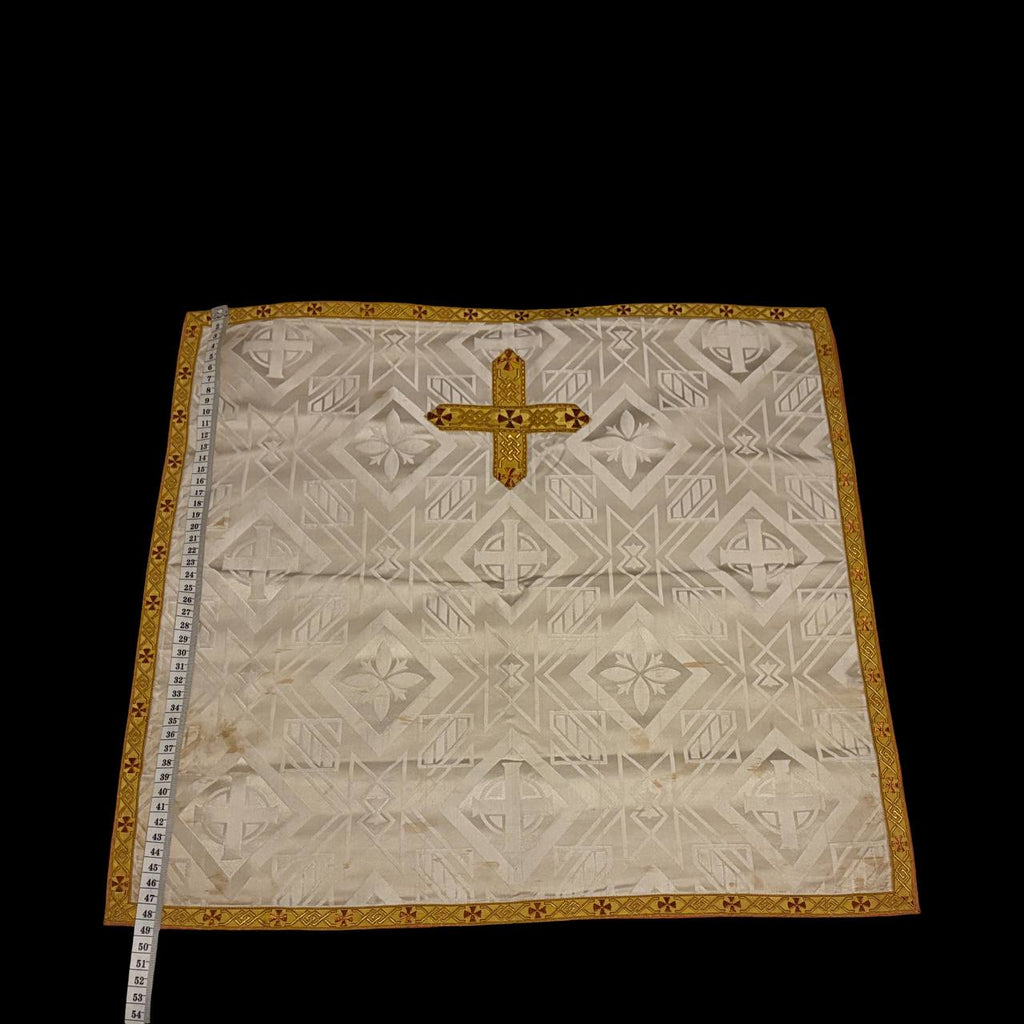 Chalice veil in damask fabric.