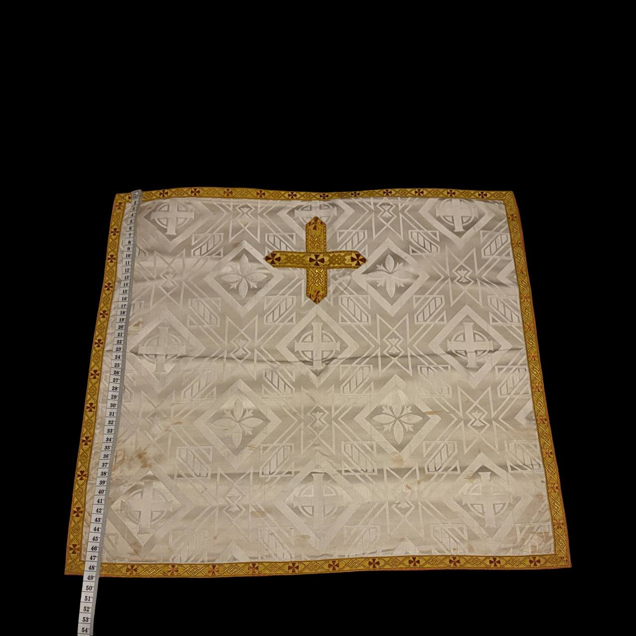 Chalice veil in damask fabric.