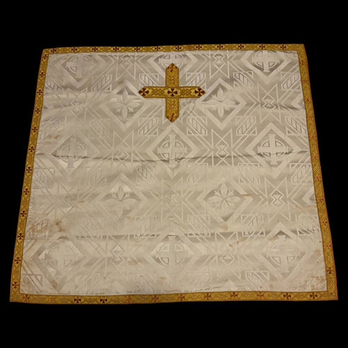 Chalice veil in damask fabric.