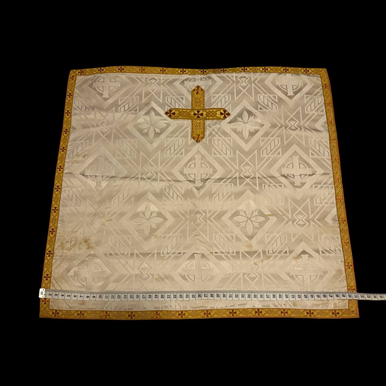 Chalice veil in damask fabric.