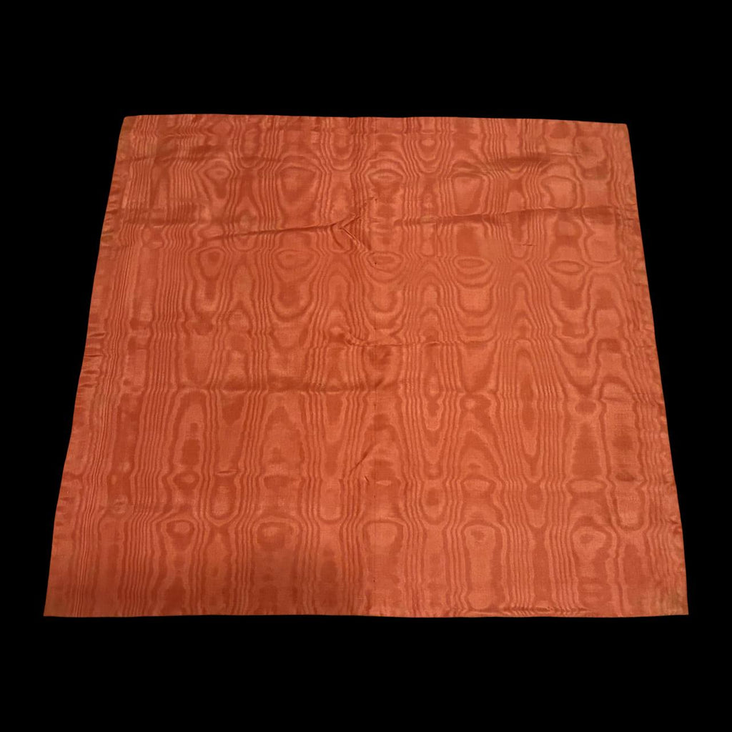Chalice veil in damask fabric.