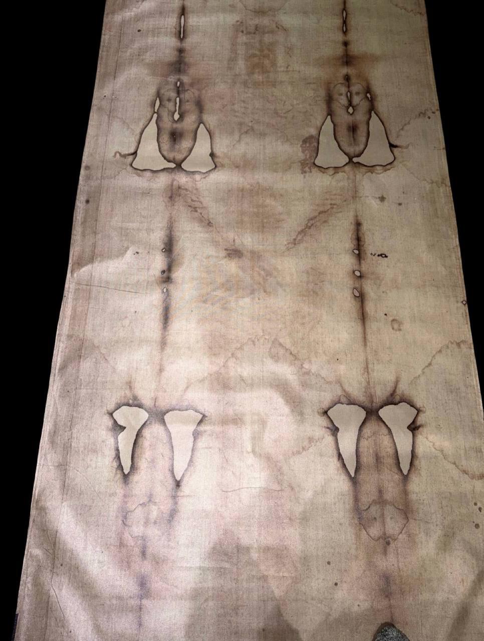 Large-format Shroud of Turin linen reproduction photographed against a dark background
 Копировать ALT